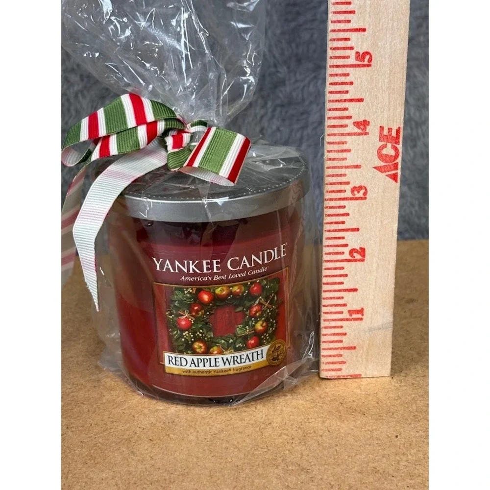 Yankee Candle Red Apple Wreath  Jar 7oz Holiday Scented Candle New